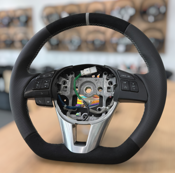 Tauschlenkrad, in Handarbeit neu bezogen, passend für Mazda 3, 6, CX3 und CX5, Design A651